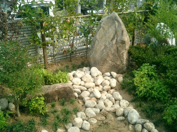 石の存在感で重厚な雰囲気のある和風の庭